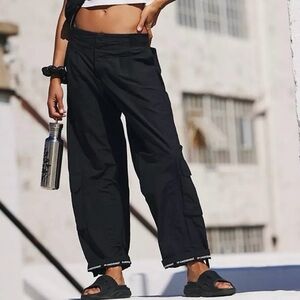 Free People
FP Movement
Mesmerize Me Cargo
Pants Size Small